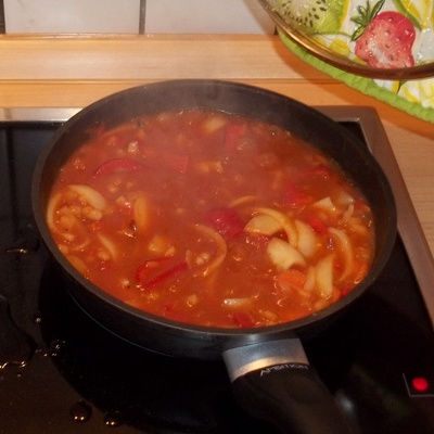 Paprika, Möhren, Zwiebeln, Suppengrün - alles
      frisch; dazu aus der Dose noch weiße Bohnen. Mit einer Soße nach
      Wahl ein paar Minuten in der Pfanne erwärmen.