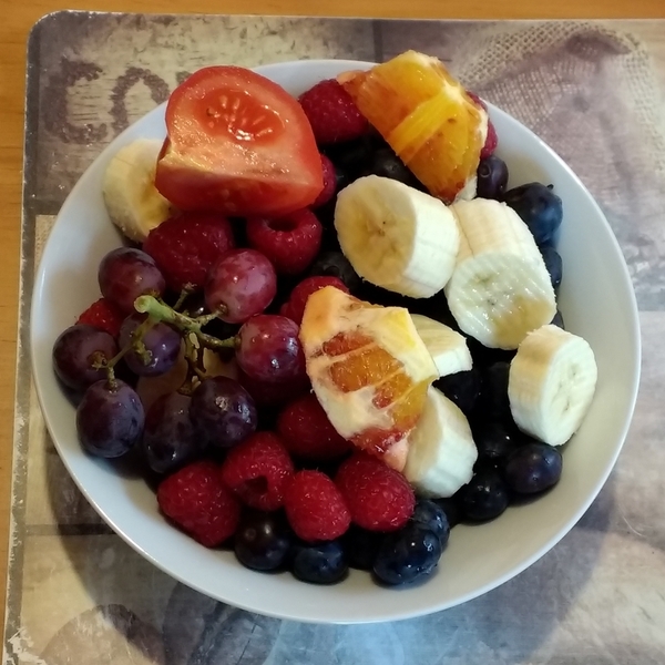 Obstsalat mit Heidelbeeren,
          Himbeeren, Bananen, Weintrauben, Blutorange und (Fruchtgemüse)
          Tomate