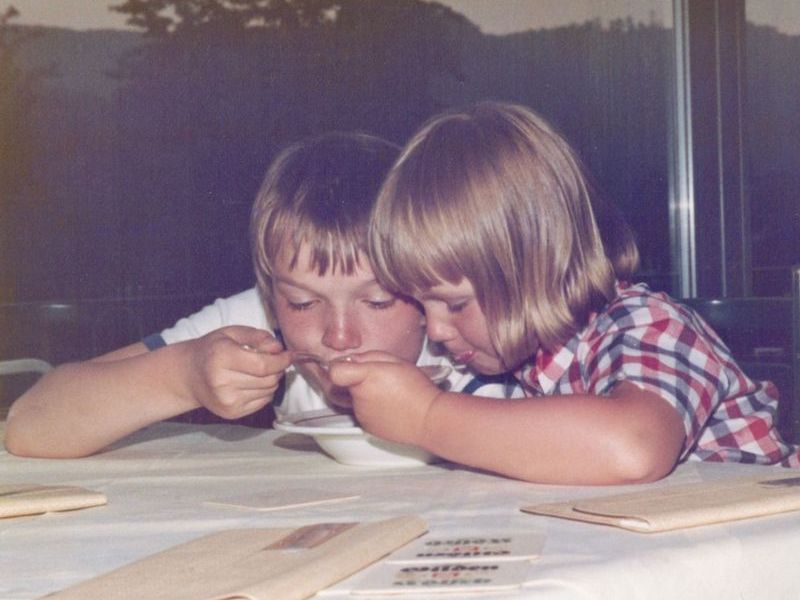 Sie
      hatten alles gemieinsam. Meine Schwester (links) und ich löffeln
      die Suppe aus, die uns andere vorgesetzt haben. Manches im Leben
      hat Bestand.