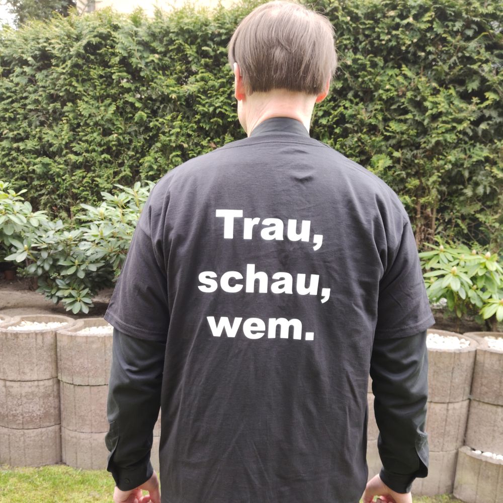 Trau, schau, wem.